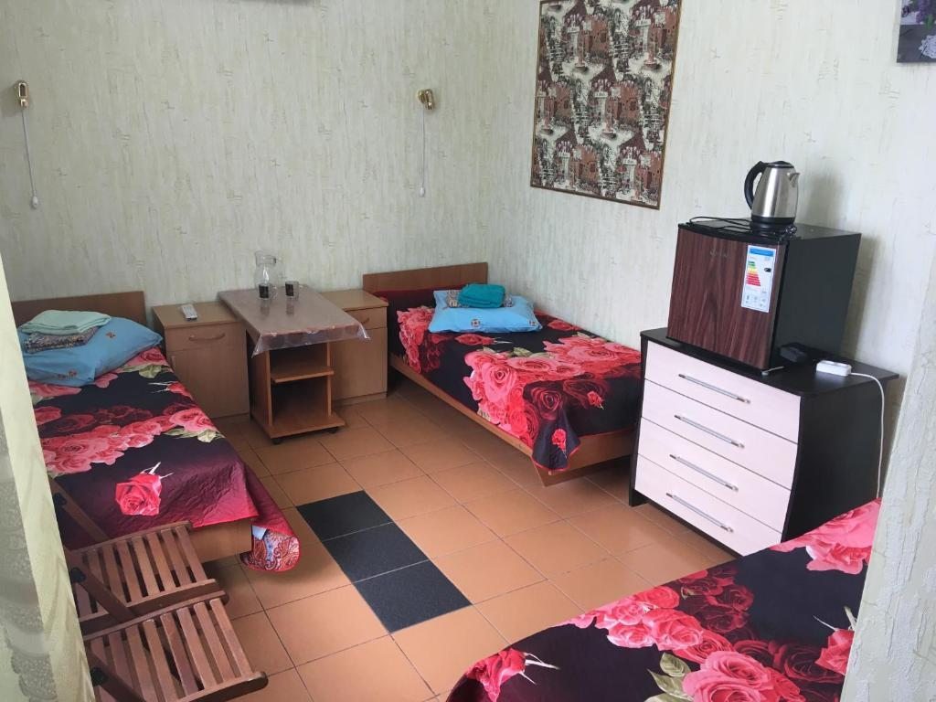 Трехместный (Трехместный номер с собственной ванной комнатой) гостевого дома Лиза, Волгодонск