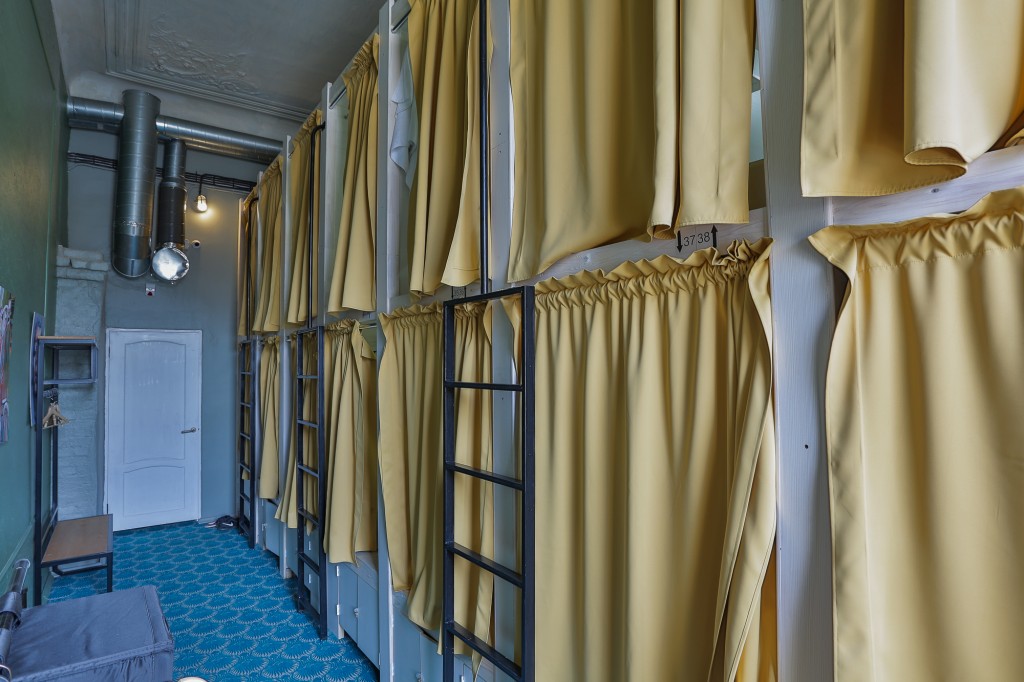 Четырнадцатиместный (Капсула в общем мужском номере) капсульного отеля De Lux Aprax Inn, Санкт-Петербург