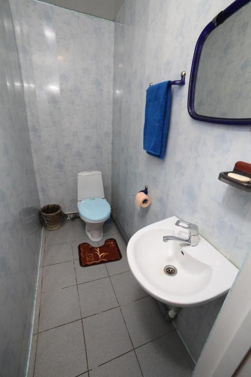 Номер (Односпальная кровать в общем номере для мужчин с общей ванной комнатой.) отеля Аква Комплекс Дельфин, Кострома