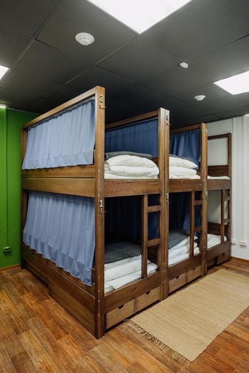 Шестиместный (Спальное место на двухъярусной кровати в общем номере для мужчин и женщин) хостела Sleep & Go Hostel, Великий Новгород