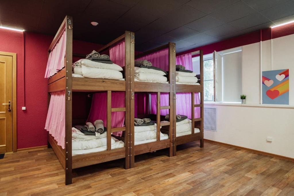 Шестиместный Женский (Спальное место на двухъярусной кровати в общем номере для женщин) хостела Sleep & Go Hostel, Великий Новгород