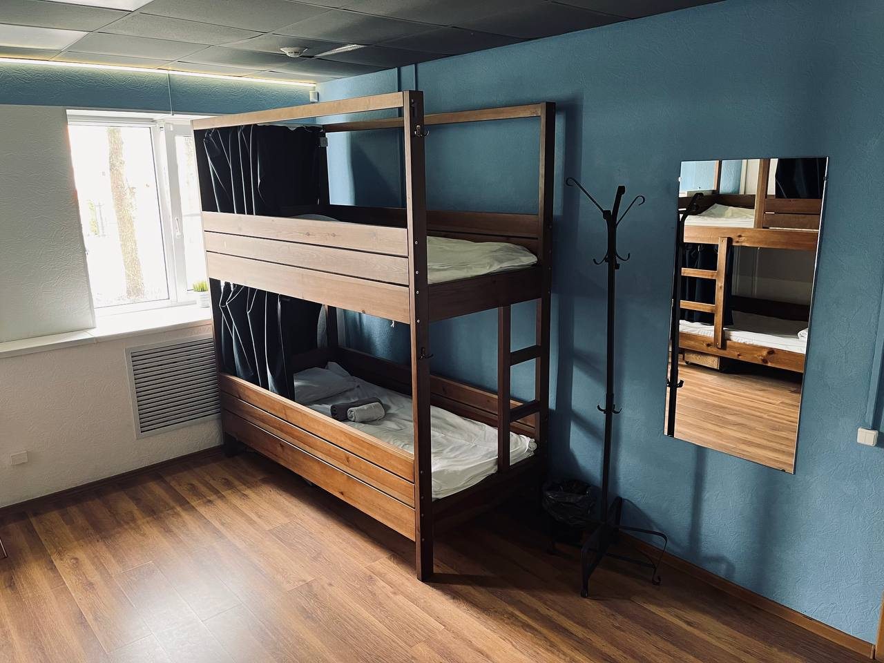 Шестиместный (Спальное место на двухъярусной кровати в общем номере для мужчин) хостела Sleep & Go Hostel, Великий Новгород