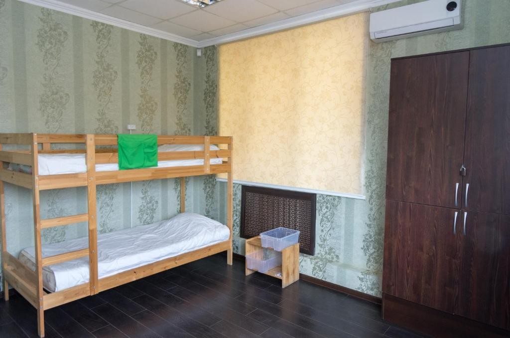 Четырехместный (Четырехместный номер эконом-класса с общей ванной комнатой) хостела Прополис, Краснодар