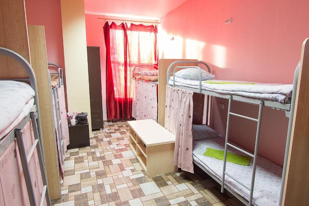 Номер (Спальное место на двухъярусной кровати в общем номере для женщин) хостела Калифорния, Краснодар