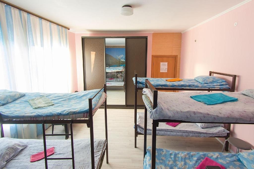 Номер (Спальное место на двухъярусной кровати в общем номере для мужчин) хостела Калифорния, Краснодар
