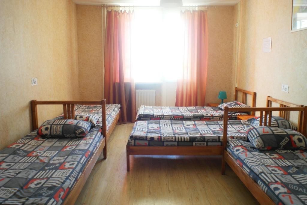 Номер (Кровать в общем мужском номере с 5 кроватями) хостела Совушка, Краснодар
