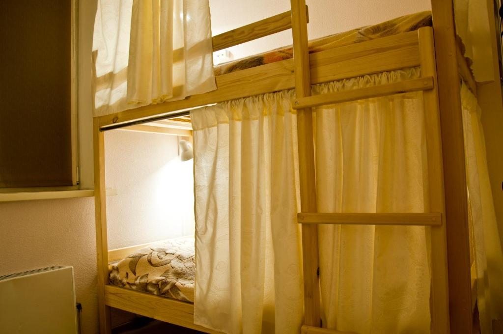 Номер (Спальное место на двухъярусной кровати в общем номере для мужчин и женщин) хостела Hostel Atmosphere, Новосибирск