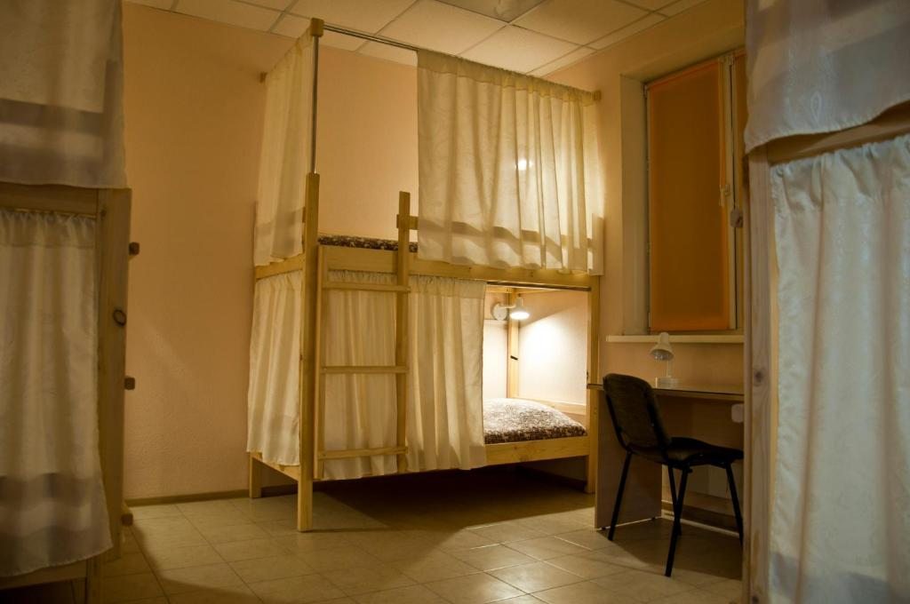 Номер (Спальное место на двухъярусной кровати в общем номере для мужчин) хостела Hostel Atmosphere, Новосибирск