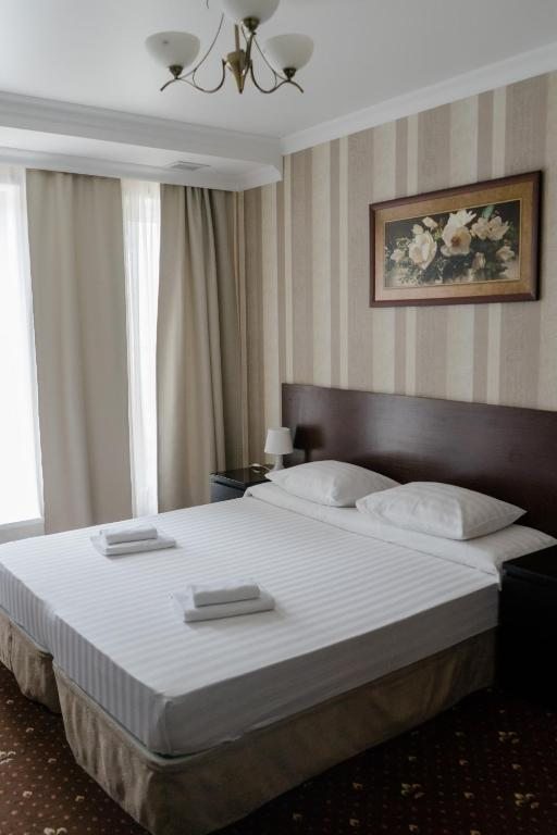Двухместный (Улучшенный номер с 1 кроватью или 2 отдельными кроватями, вид на город) отеля Регина, Курганинск