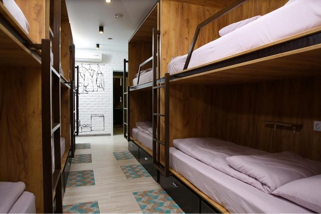 Номер (Кровать в общем номере для мужчин и женщин с 10 кроватями) хостела Hi Loft, Омск