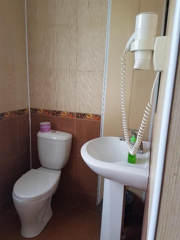 Двухместный (Двухместный номер с 1 кроватью или 2 отдельными кроватями и собственной внешней ванной комнатой) мини-отеля Уют, Ленинградская