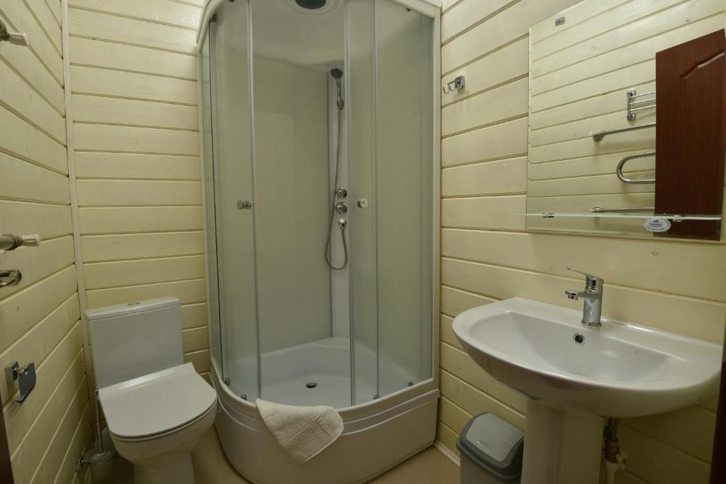 Двухместный (Двухместный номер с 2 отдельными кроватями и собственной ванной комнатой) отеля Yalta Hotel, Темрюк