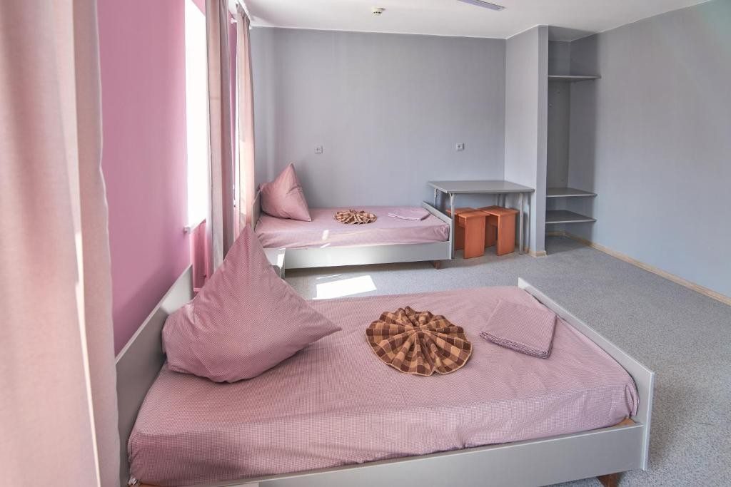 Двухместный (Односпальная кровать в общем номере с 2 кроватями) хостела На Ленина 12, Магнитогорск