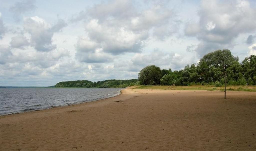 Погода на селигере в июне. Осташков городской пляж. Селигер пляж Осташково. Пляж в Осташкове на Селигере. Чайкин берег Осташков.