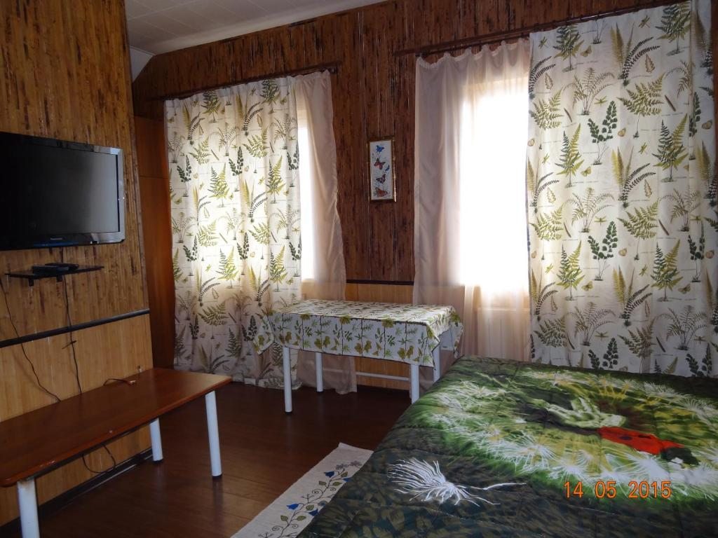 Двухместный (Двухместный с 1 кроватью или 2 отдельными кроватями и душем) гостевого дома Ура Селигер, Слобода (Тверская область)
