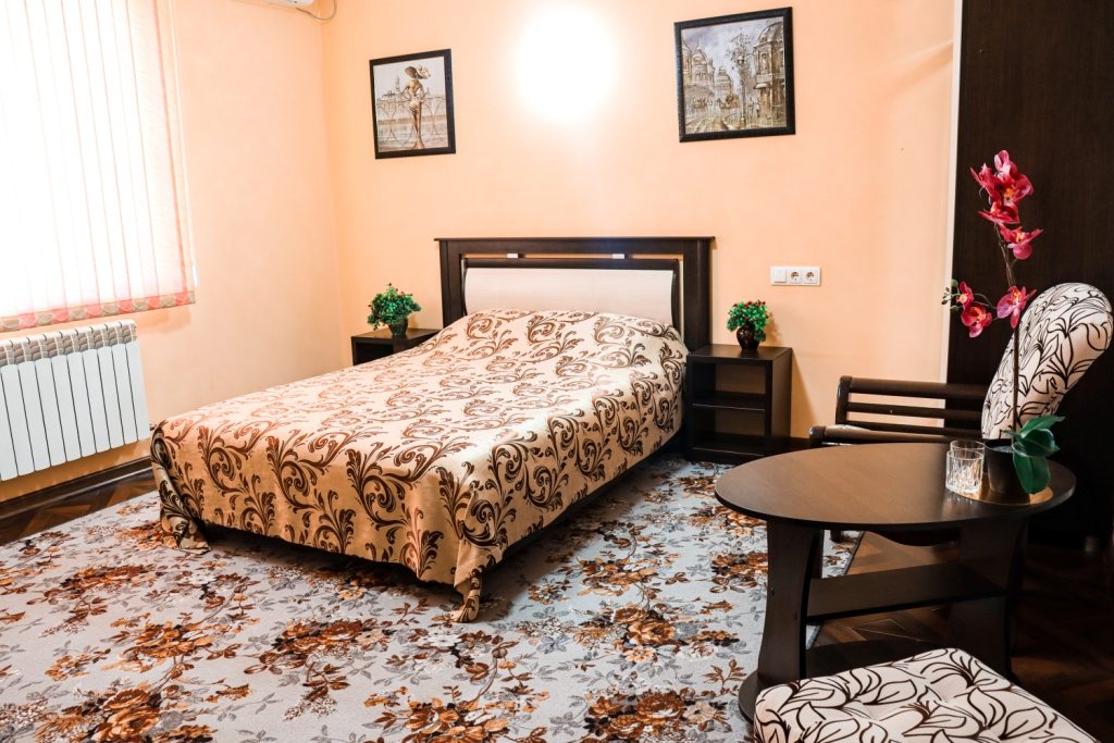 Двухместный (Номер Делюкс с кроватью размера «queen-size») мини-отеля Сияние, Майкоп