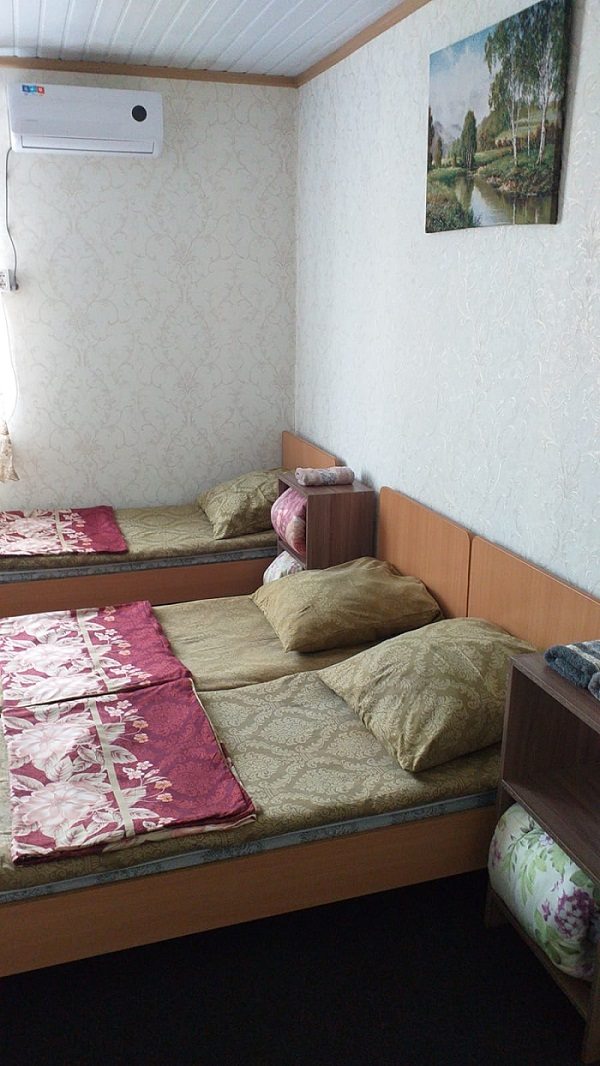 Трехместный (Трехместный номер с ванной комнатой) гостевого дома Онегин, Миллерово