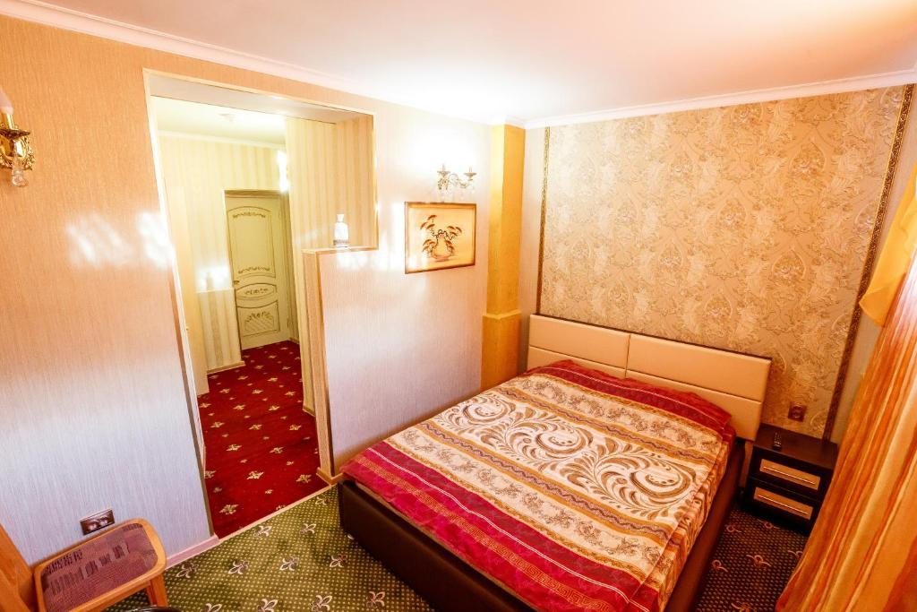 Двухместный (Улучшенный двухместный номер с 1 кроватью) мини-отеля Tsarskoe, Владикавказ