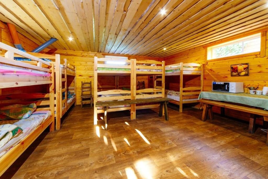 Номер (Спальное место на двухъярусной кровати в общем номере для мужчин и женщин) хостела В Качановичах, Качановичи