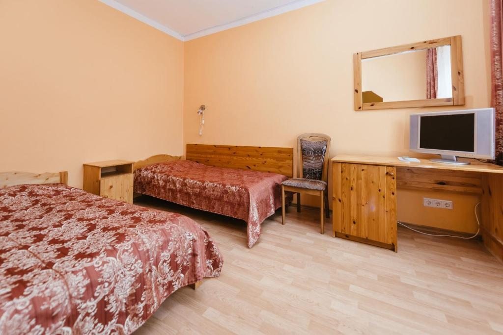 Двухместный (Двухместный номер с 2 отдельными кроватями и дополнительной кроватью) отеля Радуга, Лида