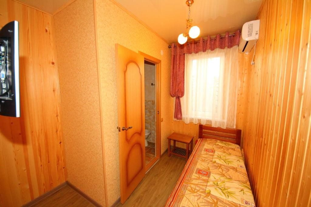 Одноместный (Стандартный одноместный номер с душем) гостевого дома на Тургенева 172a, Анапа