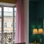 детали и вид на Садовую улицу в комнате с балконом