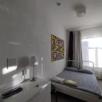 Комната с двуспальной кроватью и общей ванной