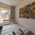 Небольшая комната с двуспальной кроватью окном в тихий двор