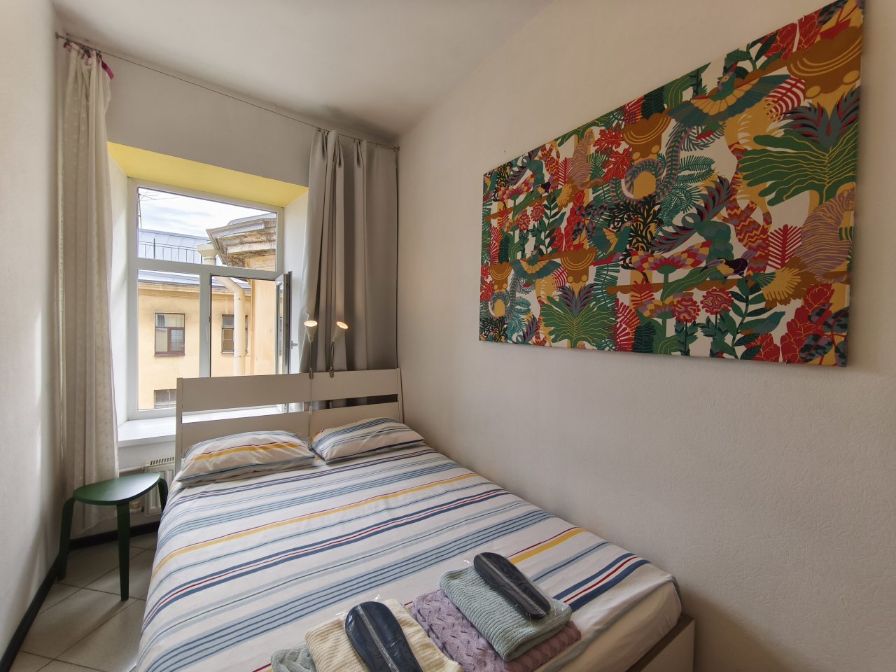 Небольшая одноместная комната с окном во двор