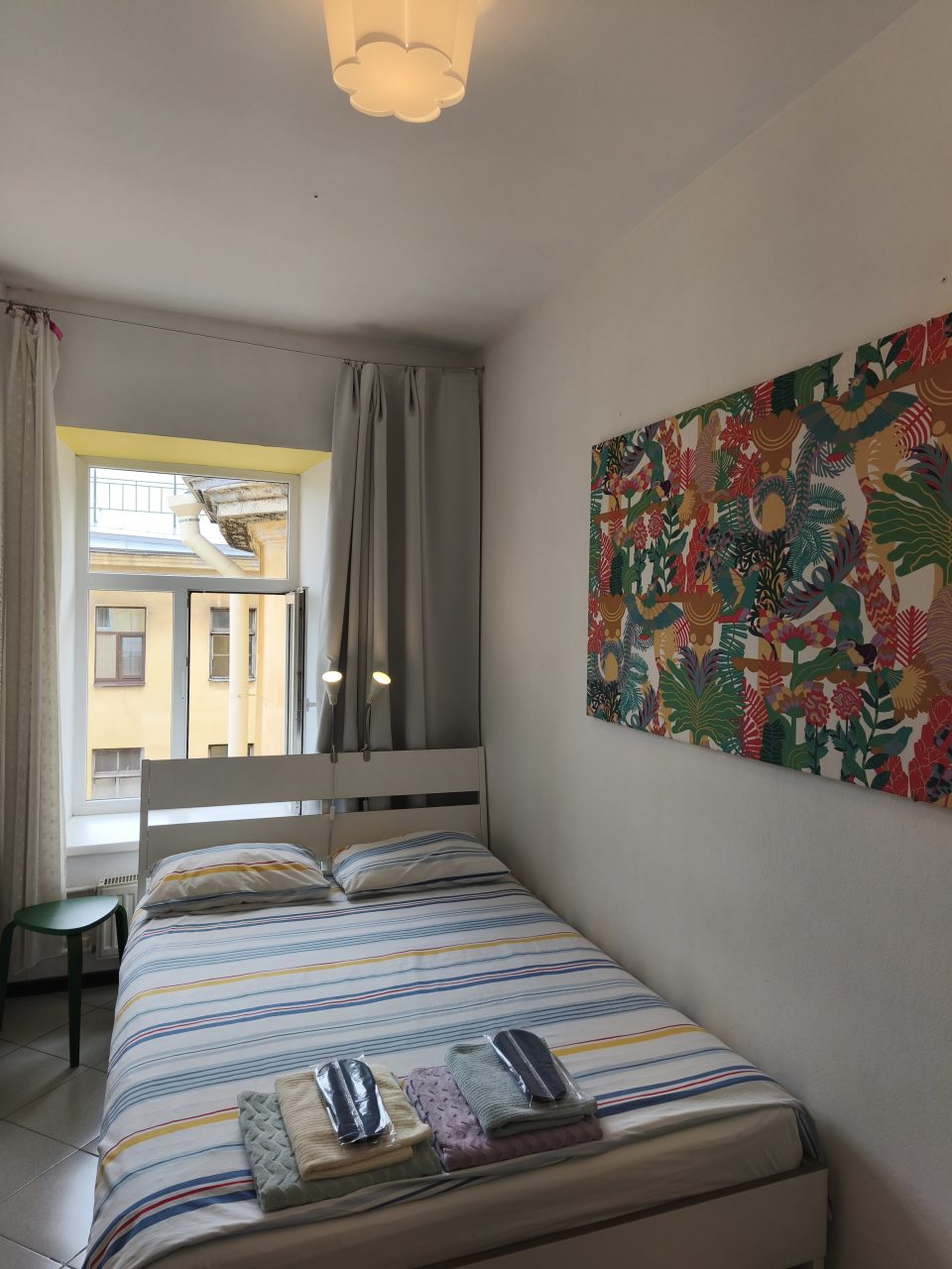 Небольшая одноместная комната с окном во двор