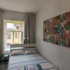 Небольшая одноместная комната с окном во двор