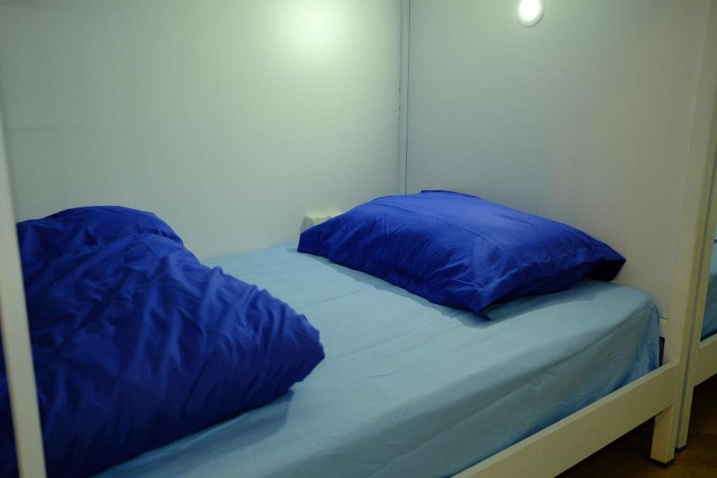 Номер (Спальное место на двухъярусной кровати в общем номере для мужчин и женщин) хостела 1 Stop Hostel, Тбилиси