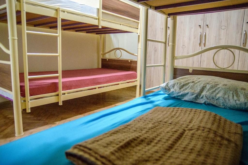 Номер (Спальное место на двухъярусной кровати в общем номере для мужчин и женщин) хостела Chillout Hostel Batumi, Батуми