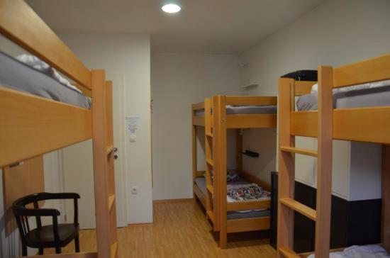 Номер (Спальное место на двухъярусной кровати в общем номере для мужчин и женщин) хостела Deniz's House, Батуми