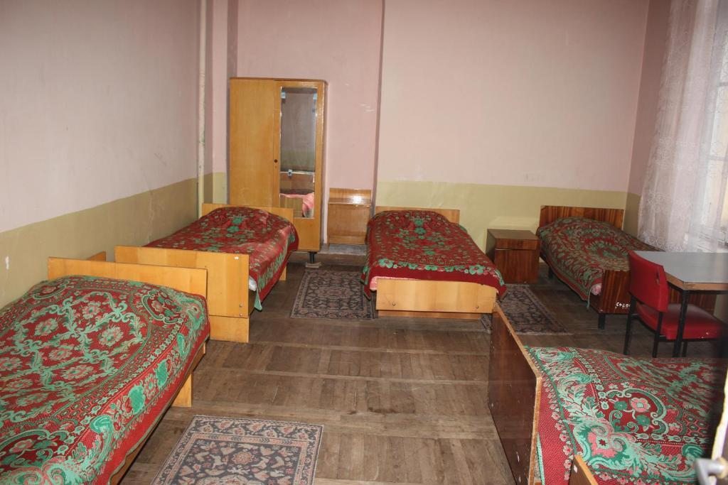 Двухместный (Двухместный номер с 2 отдельными кроватями и общей ванной комнатой) хостела Firuza Hostel, Боржоми
