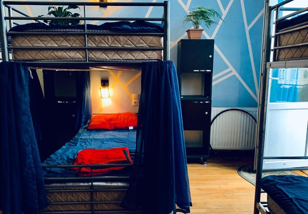 Номер (Спальное место на двухъярусной кровати в общем номере для мужчин и женщин) хостела Lilus Hostel, Батуми