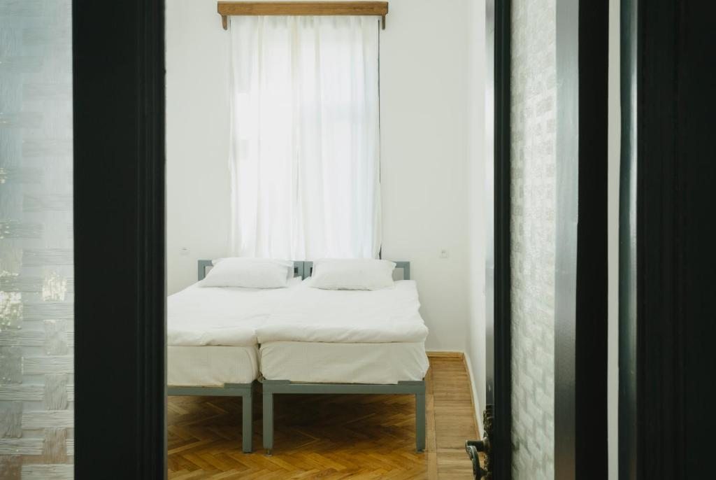 Двухместный (Двухместный номер с 1 кроватью или 2 отдельными кроватями и ванной комнатой) хостела Black Tomato, Кутаиси