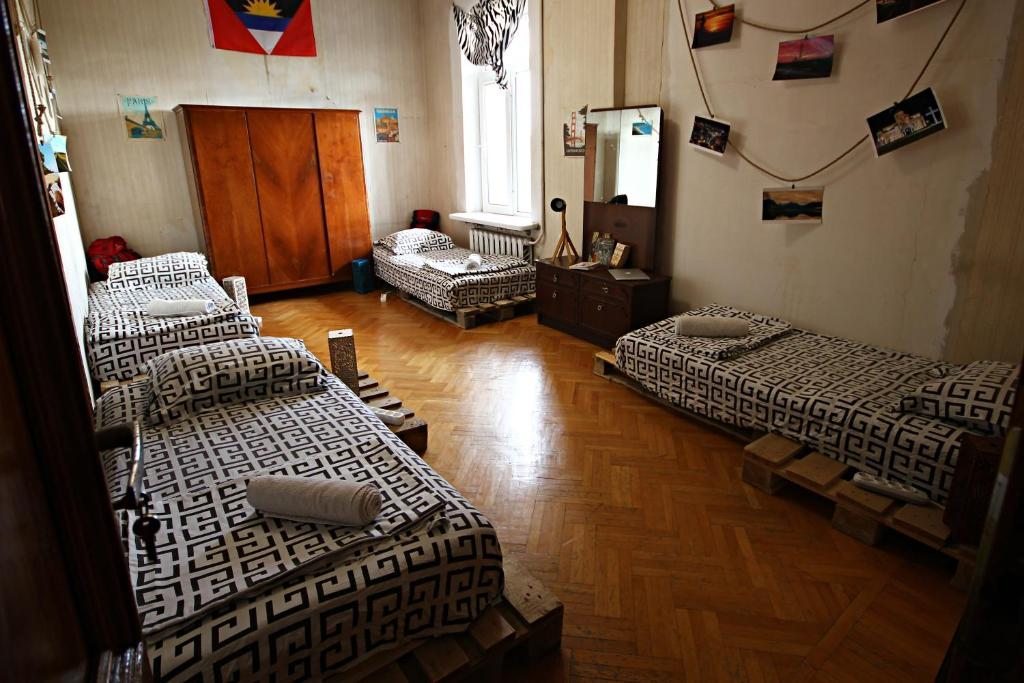 Номер (Кровать в общем 4-местном номере для мужчин и женщин) хостела Dingo Backpackers Hostel, Кутаиси