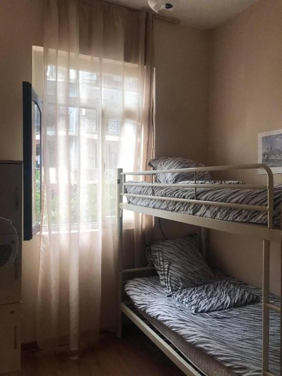 Двухместный (Стандартный двухместный номер с 1 кроватью и общей ванной комнатой) хостела World in Batumi Hostel, Батуми