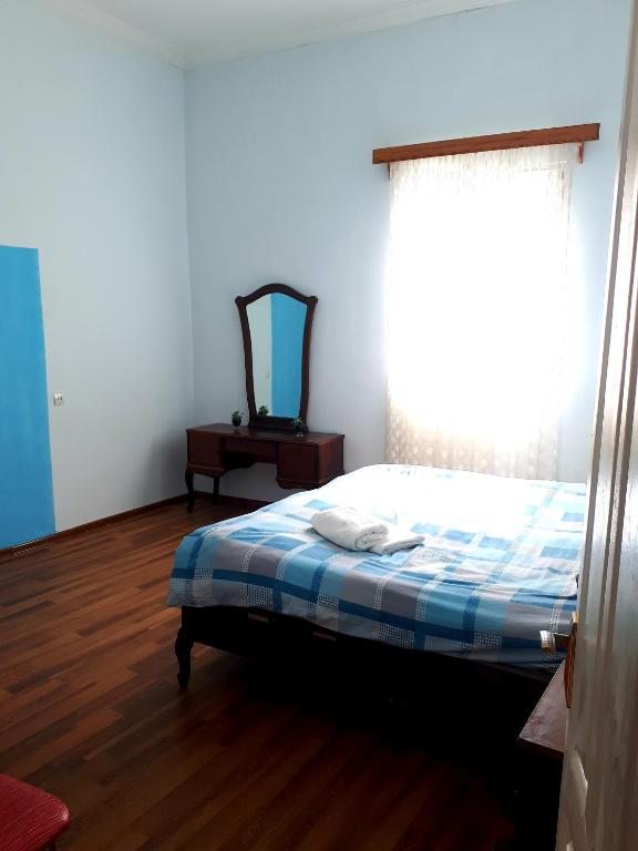 Двухместный (Двухместный номер с 1 кроватью и общей ванной комнатой) хостела Yellow Wall Hostel, Батуми