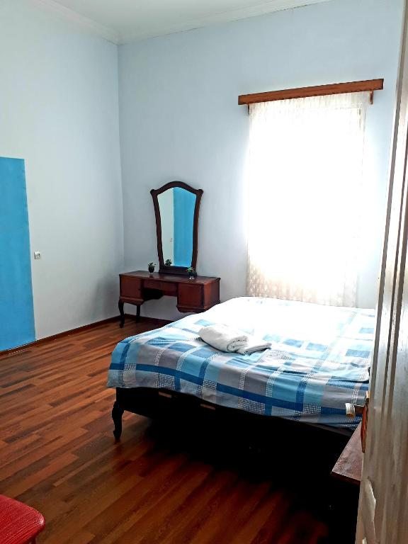 Двухместный (Двухместный номер с 1 кроватью и общей ванной комнатой) хостела Yellow Wall Hostel, Батуми