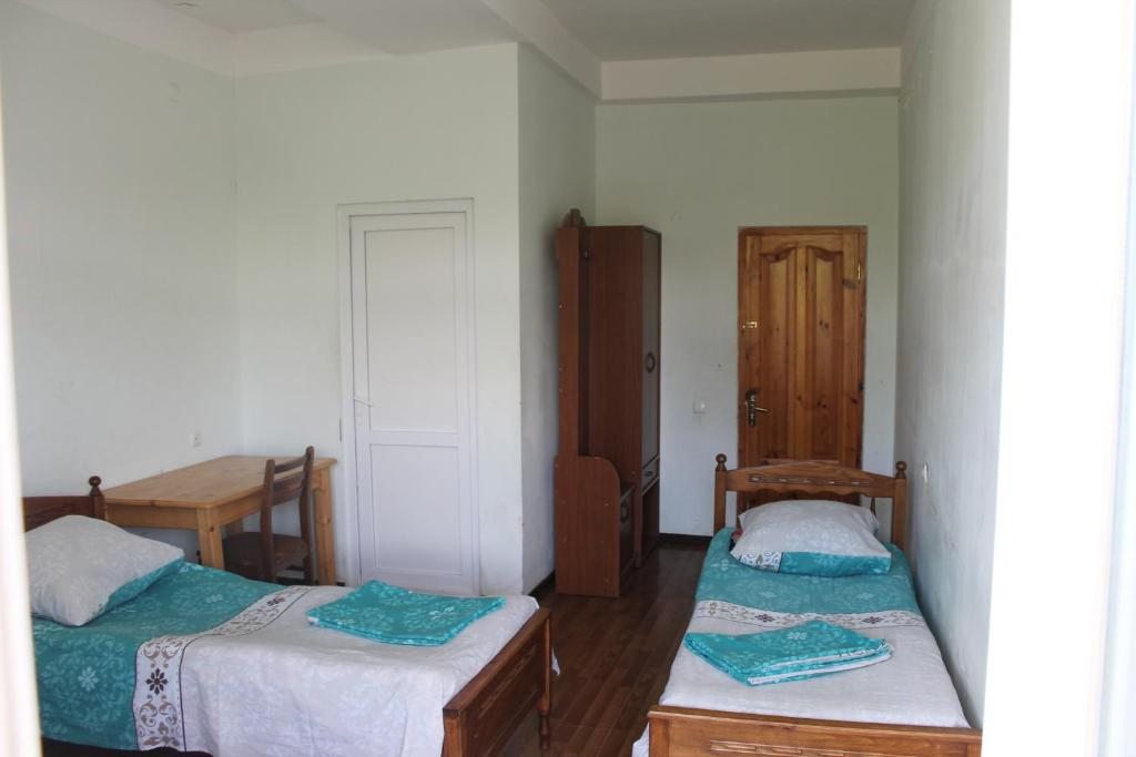 Двухместный (Двухместный номер эконом-класса с 2 отдельными кроватями) хостела Unnamed, Гори