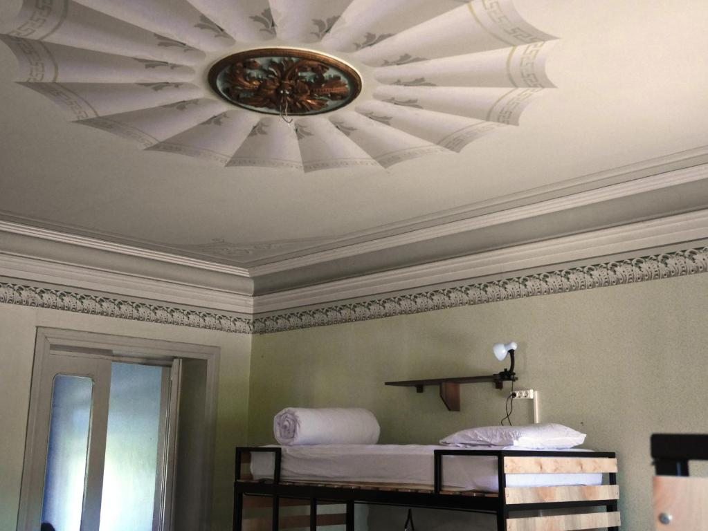 Номер (Кровать в общем 6-местном номере для мужчин и женщин) хостела Hostel Vagabonde, Кутаиси
