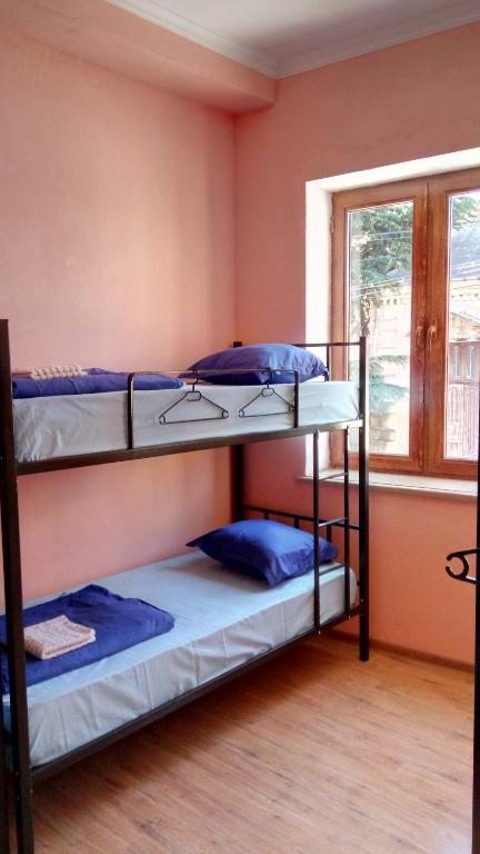 Номер (Спальное место на двухъярусной кровати в общем номере для мужчин и женщин) хостела Kutaisi Top Home, Кутаиси
