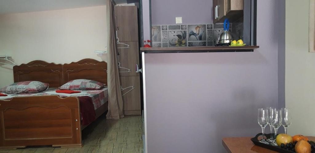 Номер (Односпальная кровать в общем номере с 6 кроватями) хостела LUX, Кутаиси