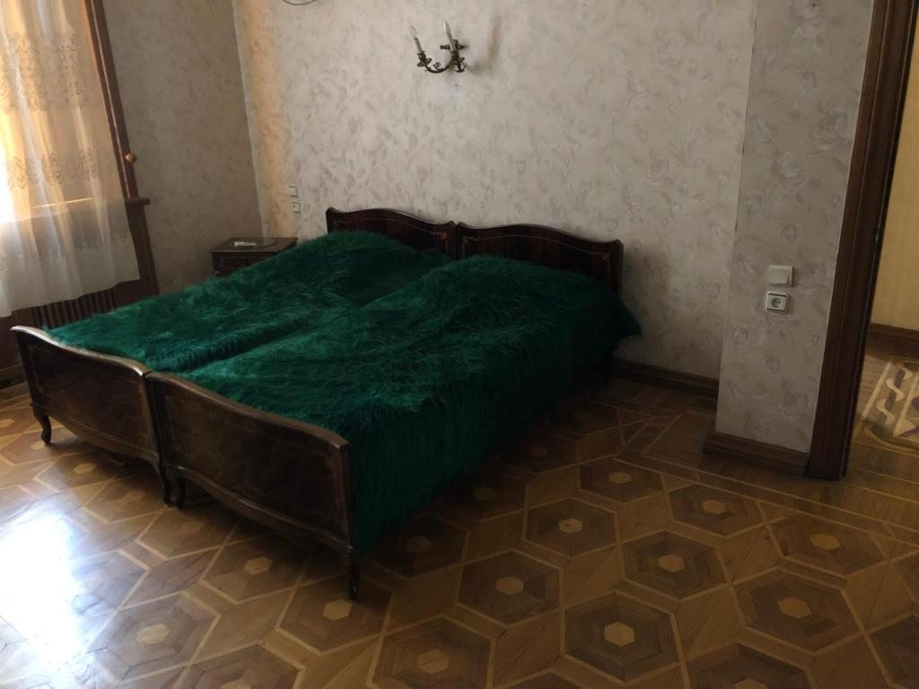 Двухместный (Стандартный двухместный номер с 2 отдельными кроватями и общей ванной комнатой) хостела Renaissance Palace, Кутаиси