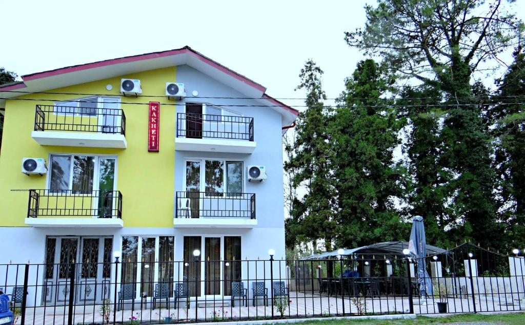 Трехместный (Стандартный трехместный номер с дополнительной кроватью) отеля Hotel Kakheti, Уреки