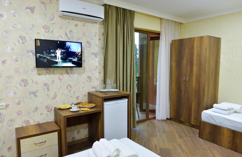 Трехместный (Трехместный номер с собственной ванной комнатой) отеля Hotel Lion, Уреки