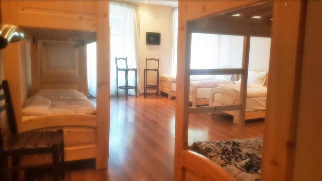 Номер (Односпальная кровать в общем мужском номере) хостела Deso Hostel, Тбилиси