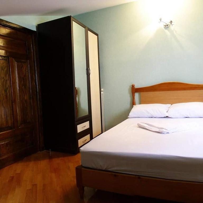 Трехместный (Трехместный номер с основными удобствами и общей ванной комнатой) хостела Freedom Hostel, Тбилиси